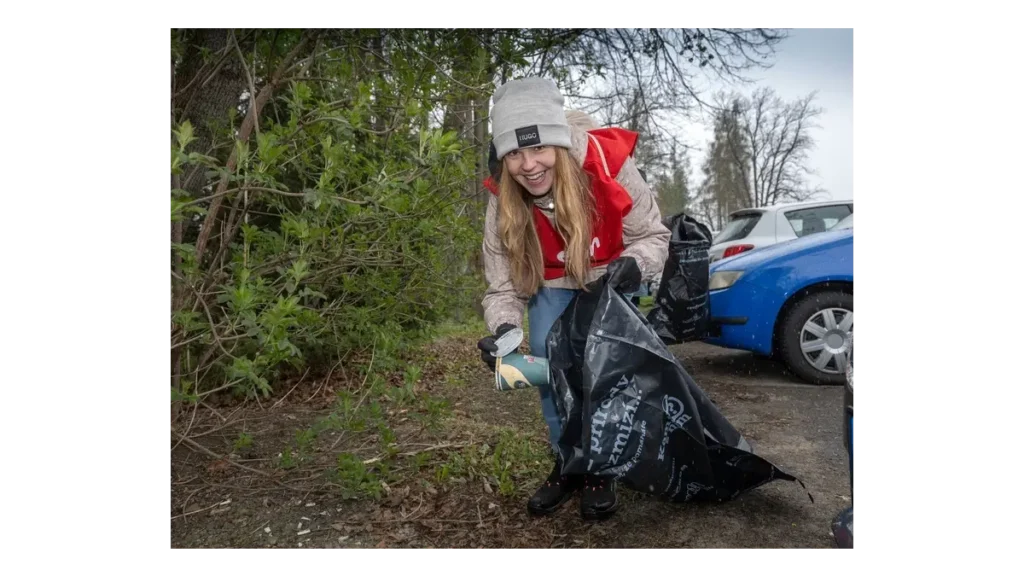 E.ON podpořil úklid Česka, turistické trasy v akci