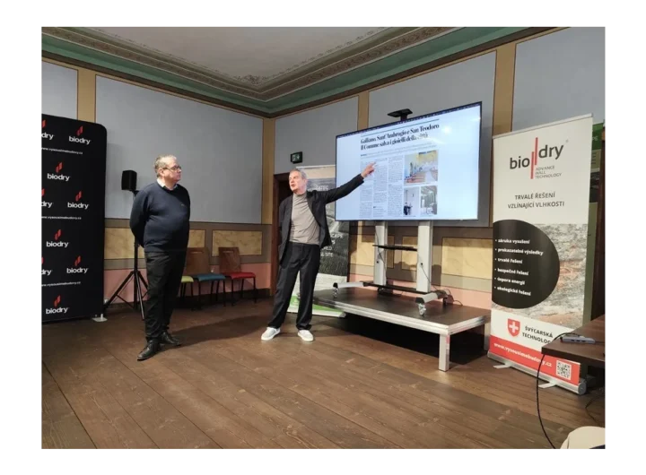 Jak vlhkost ovlivňuje opravy omítek historických budov