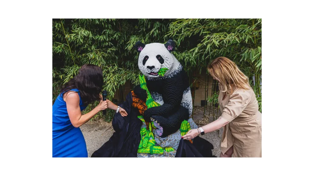 Panda velká z LEGO čeká na návštěvníky pražské zoo
