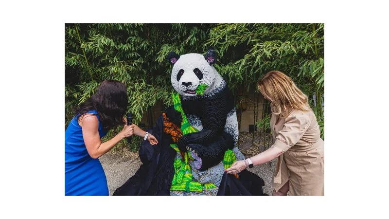 Panda velká z LEGO čeká na návštěvníky pražské zoo